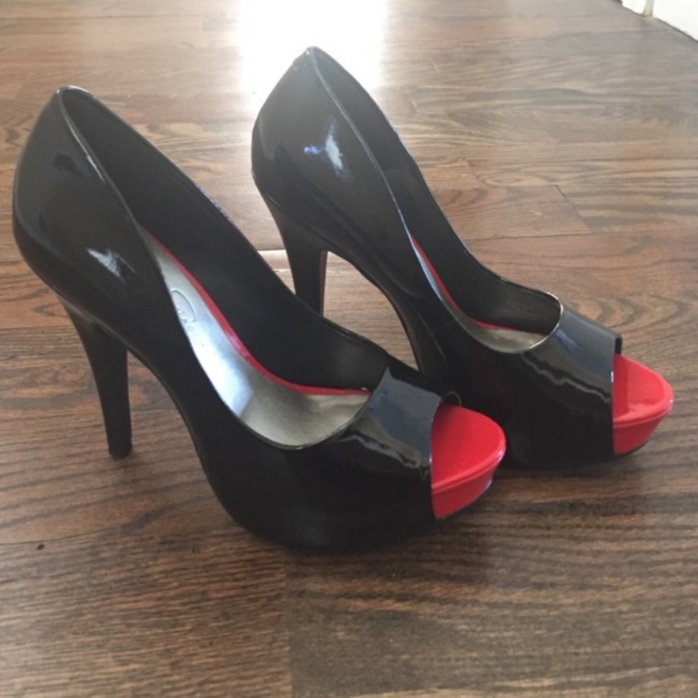 Jessica Stimson black pumps